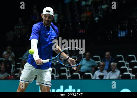 BOLOGNA, ITALIEN - 11. SEPTEMBER: Andrea Vavassori von Italien im Einsatz während des Davis Cup Finals Group Stage 2024 Bologna Matches zwischen Italien und Brasilien in der Unipol Arena am 11. September 2024 in Bologna, Italien Stockfoto