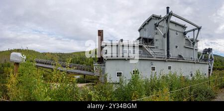 Alte historische Baggermaschine, die im Goldbergbau in Dawson City, Yukon, Kanada, verwendet wird Stockfoto