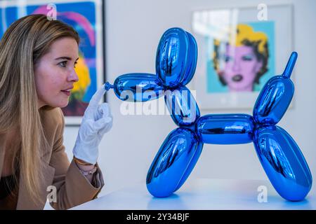 London, Großbritannien. September 2024. Jeff Koons, Balloon Dog (Blue), 2021, geschätzte £ 12.000 - 18.000 - Phillips, London, zeigt eine Vorschau auf die Highlights der David Hockney und die Evening & Day Edition Auctions. Sie ist vom 12. Bis 19. September vor den Auktionen am 19. Und 20. September für die Öffentlichkeit zugänglich. Guy Bell/Alamy Live News Stockfoto