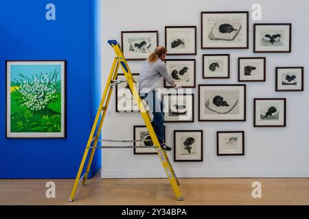 London, Großbritannien. September 2024. David Hockney, The Arrival of Spring in Woldgate, East Yorkshire, 2011 (21. April) - 30. April 2011, Schätzung von 70.000 £ - 90.000 und Dog Wall, 1998, Schätzung: 200.000 £ - 300.000 – Phillips, London, zeigt eine Vorschau auf die Auktionen der David Hockney Highlights und der Evening & Day Edition. Sie ist vom 12. Bis 19. September vor den Auktionen am 19. Und 20. September für die Öffentlichkeit zugänglich. Guy Bell/Alamy Live News Stockfoto