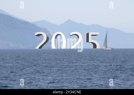 Neujahrskonzept 2025. 2025 Text am Horizont und Segelboot. Planung. Ziel. Herausforderung. Neujahrsvorsatz. Vorbereitung auf das neue Jahr. Stockfoto