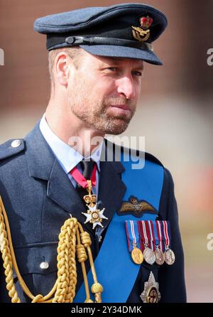 Cranwell, Vereinigtes Königreich.12/09/2024. Der Prinz von Wales nimmt an der SovereignÕs Parade Teil. Royal Air Force College. Der Prinz von Wales nimmt im Auftrag seiner Majestät König Karl III. An der SovereignÕs Parade Teil. Die SovereignÕs Parade umfasst Absolventen des „Commissioned Warrant Officers“-Kurses und des Modularen Initial Officer Training-Kurses. Insgesamt werden 48 Kadetten der Royal Air Force an der Parade teilnehmen, zusammen mit 4 internationalen Offizierskadetten aus Jordanien, Kenia, Pakistan und Uganda. Bild von Andrew Parsons/Parsons Media Stockfoto