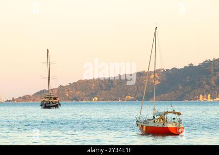 Meereslandschaft. Segelboote vor Anker im Golf von Marmaris. Ideenkonzept für Marine-Boote. Horizontales Foto. Keine Menschen, niemand. Blaues Meer. Stockfoto