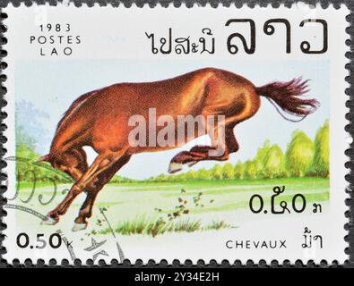 Gestempelte Briefmarke von Laos, die Pferd (Equus ferus caballus) zeigt, um 1983. Stockfoto