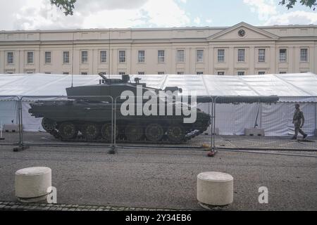 London, Großbritannien. 12 . September 2024 . Im Rahmen der British Army 2024 Expo wird ein Panzer der British Army Challenger 2 in den Wellington Barracks ausgestellt, auf dem die gepanzerten Kampf- und Aufklärungsfahrzeuge der Army Artillerie Feldgewehre und Militärhubschrauber gezeigt werden. Die British Army Expo findet ab dem 9-13. September statt. Quelle: Amer Ghazzal/Alamy Live News Stockfoto