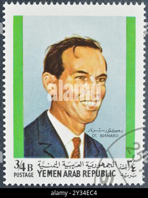 Gestempelte Briefmarke, gedruckt von der Arabischen Republik Jemen, auf der das Porträt von Dr. Bernard um 1968 zu sehen ist. Stockfoto