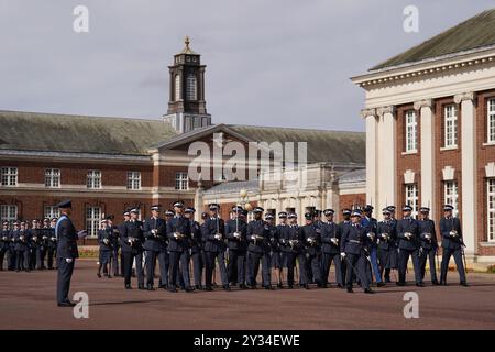 Absolventinnen und Absolventen des Commissioned Warrant Officers Course und des Modular Initial Officer Training Course während der Sovereign's Parade am Royal Air Force College in Cranwell, Lincolnshire. Bilddatum: Donnerstag, 12. September 2024. Stockfoto