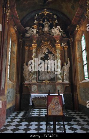 Polen, Oliva, 30.08.2024 der Dom zu Oliva ist eine dreischiffige Basilika. Die Gesamtlaenge betraegt 107 Meter Außenmaß und 97,6 Meter Innenmaß. Es ist das laengste Zisterzienser-Kirchengebaeude der Welt. Foto: Rokoko-Altar des Heiligen Johannes Nepomuk Stadt Bamberg *** Polen, Oliva, 30 08 2024 der Dom von Oliva ist eine dreischiffige Basilika mit einer Gesamtlänge von 107 Metern außen und 97,6 Metern im Inneren ist es das längste Zisterzienserkirchengebäude der Welt Foto Rokoko-Altar von St. Johannes Nepomuk Stadt Bamberg Stockfoto