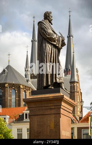 Die Hugo Grotius Statue vor dem Nieuwe Kerk, Delft, Niederlande Stockfoto