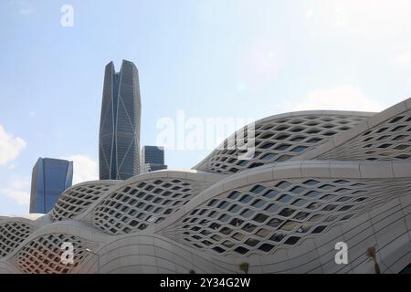 Der PIF-Turm des Public Investmet Fund erhebt sich über der von Zaha Hadid entworfenen U-Bahn-Station Riad im King Abullah Financial District in Saudi-Arabien Stockfoto