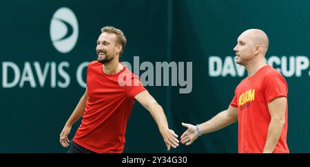 Bologna, Italien. September 2024. Der belgische Assistenztrainer Ruben Bemelmans und der belgische Kapitän Steve Darcis wurden während eines Trainings vor dem zweiten Spiel in der Gruppe A der Gruppenphase des Davis Cup Finals am Donnerstag, den 12. September 2024, in der Unipol Arena in Bologna, Italien, vorgestellt. BELGA FOTO BENOIT DOPPAGNE Credit: Belga News Agency/Alamy Live News Stockfoto