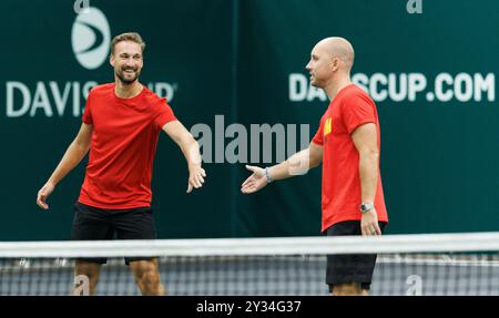 Bologna, Italien. September 2024. Der belgische Assistenztrainer Ruben Bemelmans und der belgische Kapitän Steve Darcis wurden während eines Trainings vor dem zweiten Spiel in der Gruppe A der Gruppenphase des Davis Cup Finals am Donnerstag, den 12. September 2024, in der Unipol Arena in Bologna, Italien, vorgestellt. BELGA FOTO BENOIT DOPPAGNE Credit: Belga News Agency/Alamy Live News Stockfoto