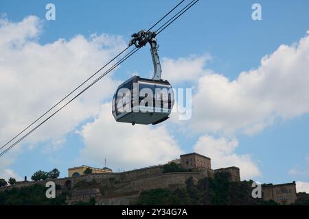 Koblenz, Deutschland - 28. Juli 2024: Blick auf die Koblenzer Seilbahn über den Rhein in Koblenz, die zur Festung Ehrenbreitstein führt. Stockfoto