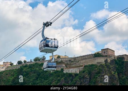 Koblenz, Deutschland - 28. Juli 2024: Blick auf die Koblenzer Seilbahn über den Rhein in Koblenz, die zur Festung Ehrenbreitstein führt. Stockfoto