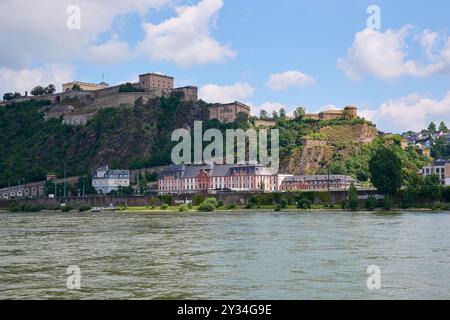 Koblenz, Deutschland - 28. Juli 2024: Die Festung Ehrenbreitstein in Koblenz, vom Deutschen Eck aus gesehen. Stockfoto