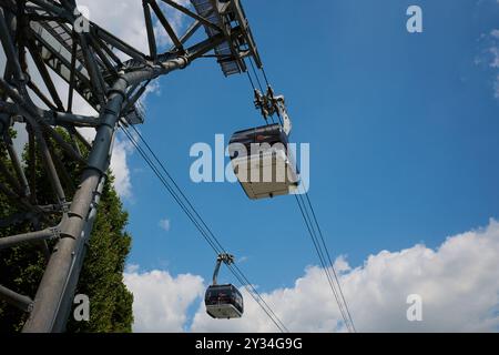 Koblenz, Deutschland - 28. Juli 2024: Blick auf die Koblenzer Seilbahn über den Rhein in Koblenz, die zur Festung Ehrenbreitstein führt. Stockfoto