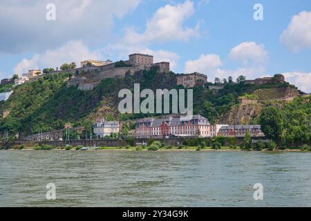 Koblenz, Deutschland - 28. Juli 2024: Die Festung Ehrenbreitstein in Koblenz, vom Deutschen Eck aus gesehen. Stockfoto