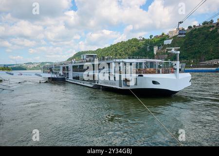 Koblenz, Deutschland - 28. Juli 2024: Flusskreuzschiff VIKING SIGRUN in Koblenz. Viking Cruises ist eine Kreuzfahrtlinie, die Fluss- und Ozeanfahrten anbietet. Stockfoto