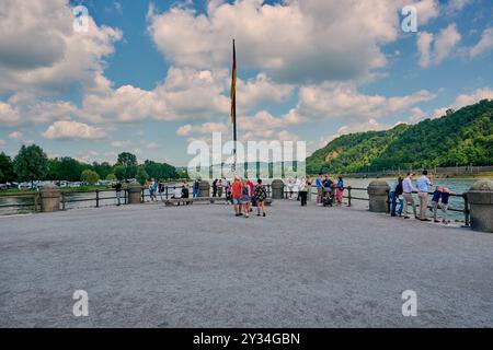 Koblenz, Deutschland - 28. Juli 2024: Touristen am Deutschen Eck in Koblenz, wo die Mosel in den Rhein mündet. Stockfoto