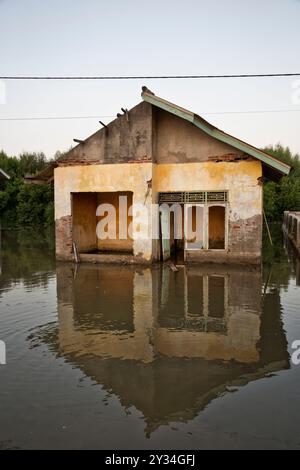 Klimawandel: Sinkendes Dorf Beting, Bekasi Regency, Java, Indonesien, Asien Stockfoto