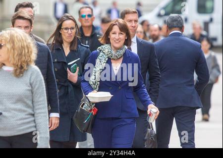 London, England, Großbritannien. September 2024. Die Finanzkanzlerin RACHEL REEVES verlässt das Finanzministerium mit ihrem Mittagessen, nachdem sie sich mit den Führern Nordirlands getroffen hat. (Kreditbild: © Tayfun Salci/ZUMA Press Wire) NUR REDAKTIONELLE VERWENDUNG! Nicht für kommerzielle ZWECKE! Stockfoto