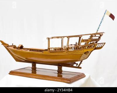 Traditionelles arabisches Dhow-Bootsmodell aus Holz in Doha Katar. Stockfoto