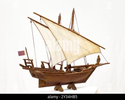 Modell des hölzernen Segelschiffs zur Dekoration. Klassischer und klassischer Segelboot-Stil. Gefäßmodell. Segeln in der Antike. Hobbymodellierung Stockfoto