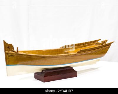 Traditionelles arabisches Dhow-Bootsmodell aus Holz in Doha Katar. Stockfoto