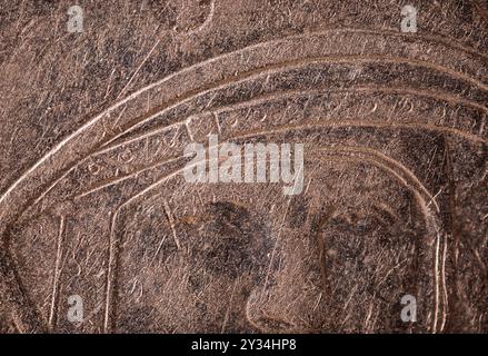 Jubiläumsmünze einer russischen Bank. BAS-Relief des ersten Menschen im Weltall, Yuri Gagarin. Ultra-Makrofotografie. Stockfoto