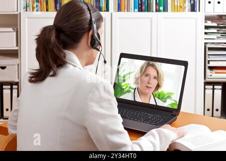 Telemedizinisches Konzept: Zwei Ärzte oder Apotheker während einer medizinischen Videokonferenz über Untersuchungsergebnisse. Stockfoto