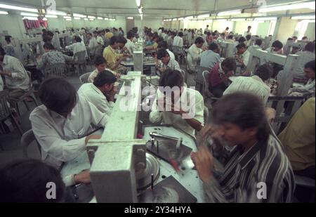 Arbeitende Menschen in einer Fabrik für den Edelsteinschnitt in der Stadt Jaipur in der Provinz Rajasthan in Indien. Indien, JAIPUR, Januar 1998 Stockfoto