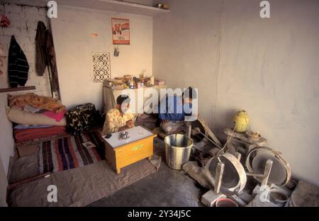 Arbeitende Menschen in einer Fabrik für den Edelsteinschnitt in der Stadt Jaipur in der Provinz Rajasthan in Indien. Indien, JAIPUR, Januar 1998 Stockfoto