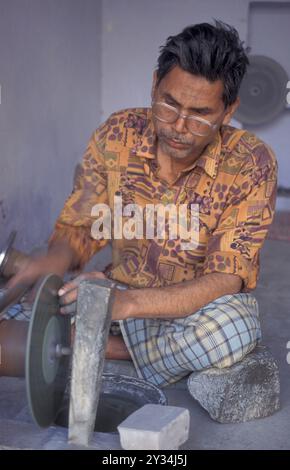 Arbeitende Menschen in einer Fabrik für den Edelsteinschnitt in der Stadt Jaipur in der Provinz Rajasthan in Indien. Indien, JAIPUR, Januar 1998 Stockfoto