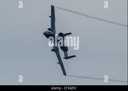 Major Lindsay „MAD“ Johnson, Befehlshaber und Pilot des A-10C Thunderbolt II Demonstration Teams, führt während ihres Auftritts eine High-G-Runde durch Stockfoto