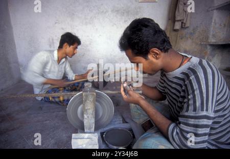 Arbeitende Menschen in einer Fabrik für den Edelsteinschnitt in der Stadt Jaipur in der Provinz Rajasthan in Indien. Indien, JAIPUR, Januar 1998 Stockfoto