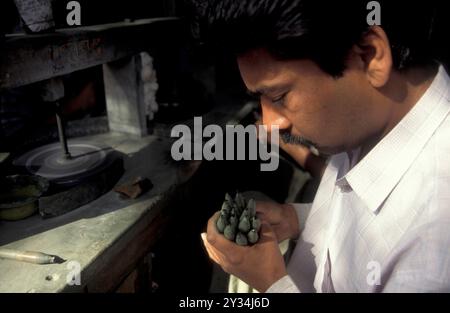 Arbeitende Menschen in einer Fabrik für den Edelsteinschnitt in der Stadt Jaipur in der Provinz Rajasthan in Indien. Indien, JAIPUR, Januar 1998 Stockfoto