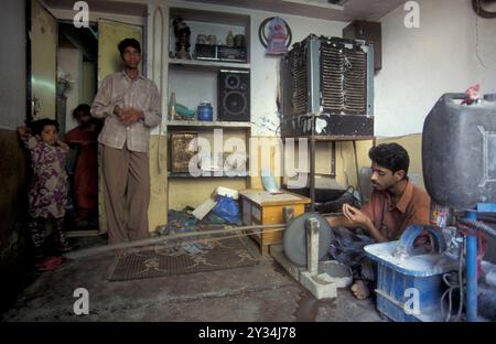 Arbeitende Menschen in einer Fabrik für den Edelsteinschnitt in der Stadt Jaipur in der Provinz Rajasthan in Indien. Indien, JAIPUR, Januar 1998 Stockfoto