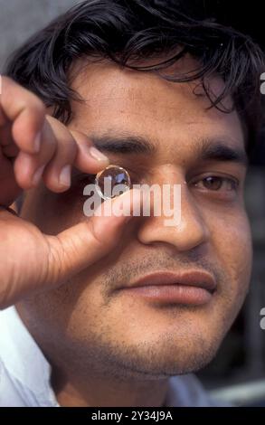 Arbeitende Menschen in einer Fabrik für den Edelsteinschnitt in der Stadt Jaipur in der Provinz Rajasthan in Indien. Indien, JAIPUR, Januar 1998 Stockfoto