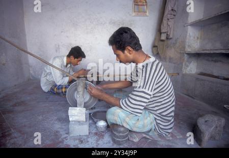 Arbeitende Menschen in einer Fabrik für den Edelsteinschnitt in der Stadt Jaipur in der Provinz Rajasthan in Indien. Indien, JAIPUR, Januar 1998 Stockfoto