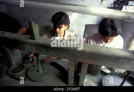 Arbeitende Menschen in einer Fabrik für den Edelsteinschnitt in der Stadt Jaipur in der Provinz Rajasthan in Indien. Indien, JAIPUR, Januar 1998 Stockfoto