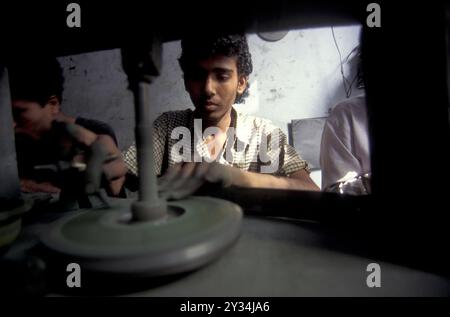 Arbeitende Menschen in einer Fabrik für den Edelsteinschnitt in der Stadt Jaipur in der Provinz Rajasthan in Indien. Indien, JAIPUR, Januar 1998 Stockfoto