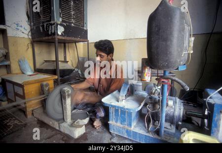 Arbeitende Menschen in einer Fabrik für den Edelsteinschnitt in der Stadt Jaipur in der Provinz Rajasthan in Indien. Indien, JAIPUR, Januar 1998 Stockfoto