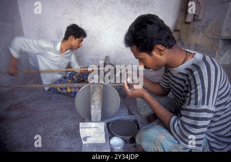 Arbeitende Menschen in einer Fabrik für den Edelsteinschnitt in der Stadt Jaipur in der Provinz Rajasthan in Indien. Indien, JAIPUR, Januar 1998 Stockfoto