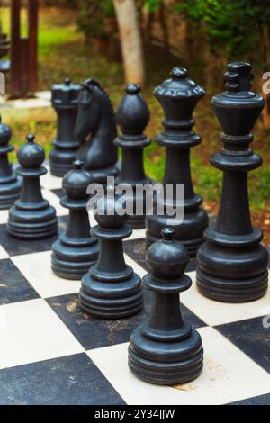 Ein großes Schachbrett mit übergroßen riesigen Schachfiguren Stockfoto