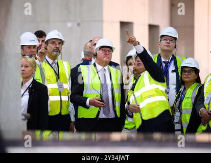 12. September 2024, Ägypten, Kairo: Bundespräsident Frank-Walter Steinmeier (Mitte) besucht gemeinsam mit dem ägyptischen Industrie- und Verkehrsminister Kamel el el-Wazir (3. V. R.) und Peter Papert (2. V. l.), Projektmanager bei Siemens Mobility, die Baustelle der Neuen Hauptstadt in der neuen ägyptischen Verwaltungshauptstadt. Mitten in der Wüste, rund 50 Kilometer östlich von Kairo, lässt der ägyptische Präsident al-Sisi eine neue Hauptstadt errichten. 6,5 Millionen Menschen werden hier eines Tages leben, auf einer Gegend von der Größe Singapurs. Gemeinsam mit lokalen Partnern ist Siemens Mobility bui Stockfoto