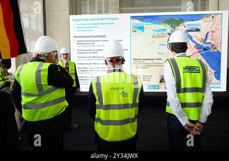 12. September 2024, Ägypten, Kairo: Bundespräsident Frank-Walter Steinmeier (l) besucht gemeinsam mit dem ägyptischen Industrie- und Verkehrsminister Kamel el el-Wazir (M) und dem Geschäftsführer von Siemens Mobility Michael Peter die Baustelle der Neuen Hauptstadt in der neuen Verwaltungshauptstadt Ägyptens und lauscht den Erläuterungen von Peter Papert, Projektmanager bei Siemens Mobility. Mitten in der Wüste, etwa 50 Kilometer östlich von Kairo, lässt der ägyptische Präsident al-Sisi eine neue Hauptstadt errichten. 6,5 Millionen Menschen werden hier eines Tages leben, auf einer Gegend von der Größe Singapurs. T Stockfoto