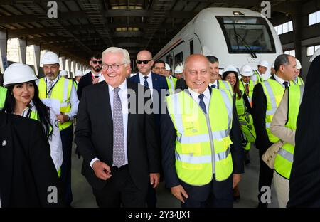 12. September 2024, Ägypten, Kairo: Bundespräsident Frank-Walter Steinmeier besucht gemeinsam mit dem ägyptischen Industrie- und Verkehrsminister Kamel el el-Wazir einen Zug am Bahnhof New Capital in der neuen Verwaltungshauptstadt Ägyptens. Mitten in der Wüste, rund 50 Kilometer östlich von Kairo, lässt der ägyptische Präsident al-Sisi eine neue Hauptstadt errichten. 6,5 Millionen Menschen werden hier eines Tages leben, auf einer Gegend von der Größe Singapurs. Gemeinsam mit lokalen Partnern baut Siemens Mobility im Auftrag der ägyptischen Regierung ein Hochgeschwindigkeitsnetz auf, zu dem auch der Bahnhof gehört. Bundespräsident Ste Stockfoto