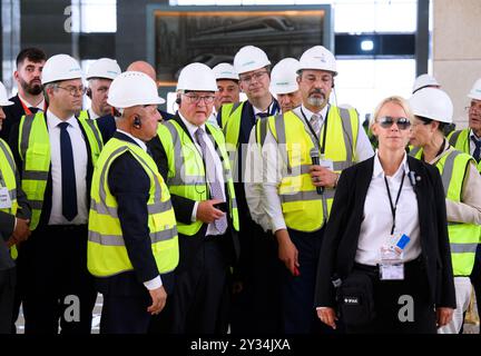 12. September 2024, Ägypten, Kairo: Bundespräsident Frank-Walter Steinmeier (M) besucht gemeinsam mit dem ägyptischen Industrie- und Verkehrsminister Kamel el el-Wazir (2. V. l.) die Baustelle des neuen Hauptbahnhofs in der neuen Verwaltungshauptstadt Ägyptens. Mitten in der Wüste, rund 50 Kilometer östlich von Kairo, lässt der ägyptische Präsident al-Sisi eine neue Hauptstadt errichten. 6,5 Millionen Menschen werden hier eines Tages leben, auf einer Gegend von der Größe Singapurs. Gemeinsam mit lokalen Partnern baut Siemens Mobility im Auftrag der ägyptischen Regierung ein Hochgeschwindigkeitsnetz auf, zu dem t gehört Stockfoto