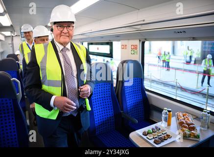 12. September 2024, Ägypten, Kairo: Bundespräsident Frank-Walter Steinmeier geht durch einen Zug während eines Besuchs des neuen Hauptstadts in der neuen ägyptischen Verwaltungshauptstadt. Mitten in der Wüste, rund 50 Kilometer östlich von Kairo, lässt der ägyptische Präsident al-Sisi eine neue Hauptstadt errichten. 6,5 Millionen Menschen werden hier eines Tages leben, auf einer Gegend von der Größe Singapurs. Gemeinsam mit lokalen Partnern baut Siemens Mobility im Auftrag der ägyptischen Regierung ein Hochgeschwindigkeitsbahnnetz einschließlich des Bahnhofs auf. Bundespräsident Steinmeier ist zu einem zweitägigen Besuch in der Arabischen Republik Stockfoto