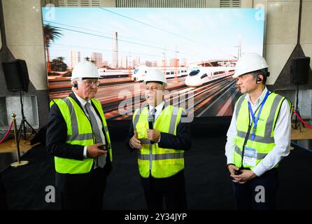 12. September 2024, Ägypten, Kairo: Bundespräsident Frank-Walter Steinmeier (l) besucht gemeinsam mit dem ägyptischen Industrie- und Verkehrsminister Kamel el el-Wazir (M) und dem Geschäftsführer von Siemens Mobility Michael Peter die Baustelle des neuen Hauptbahnhofs in der neuen Verwaltungshauptstadt Ägyptens. Mitten in der Wüste, rund 50 Kilometer östlich von Kairo, lässt der ägyptische Präsident al-Sisi eine neue Hauptstadt errichten. 6,5 Millionen Menschen werden hier eines Tages leben, auf einer Gegend von der Größe Singapurs. Gemeinsam mit lokalen Partnern baut Siemens Mobility im Auftrag ein Hochgeschwindigkeitsnetz auf Stockfoto